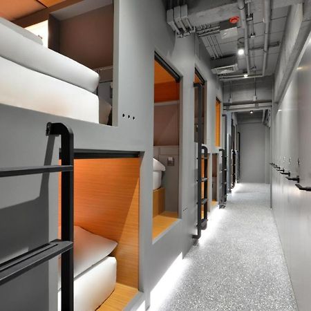 Tiang Capsule Hostel Банкок Екстериор снимка