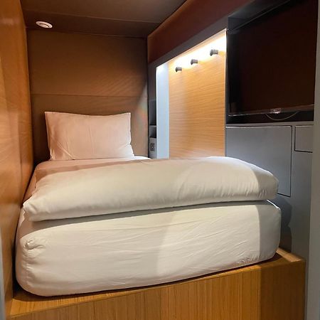 Tiang Capsule Hostel Банкок Екстериор снимка