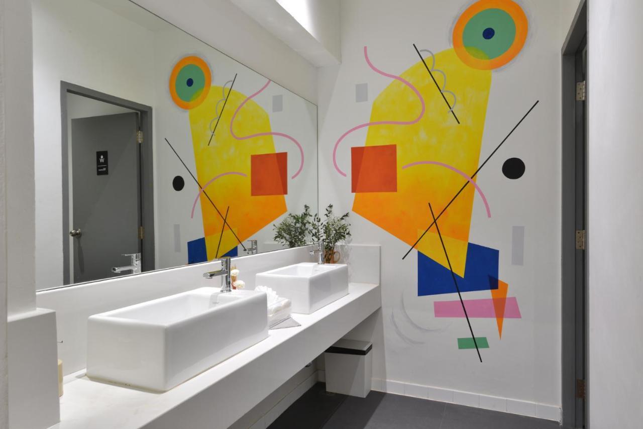Tiang Capsule Hostel Банкок Екстериор снимка