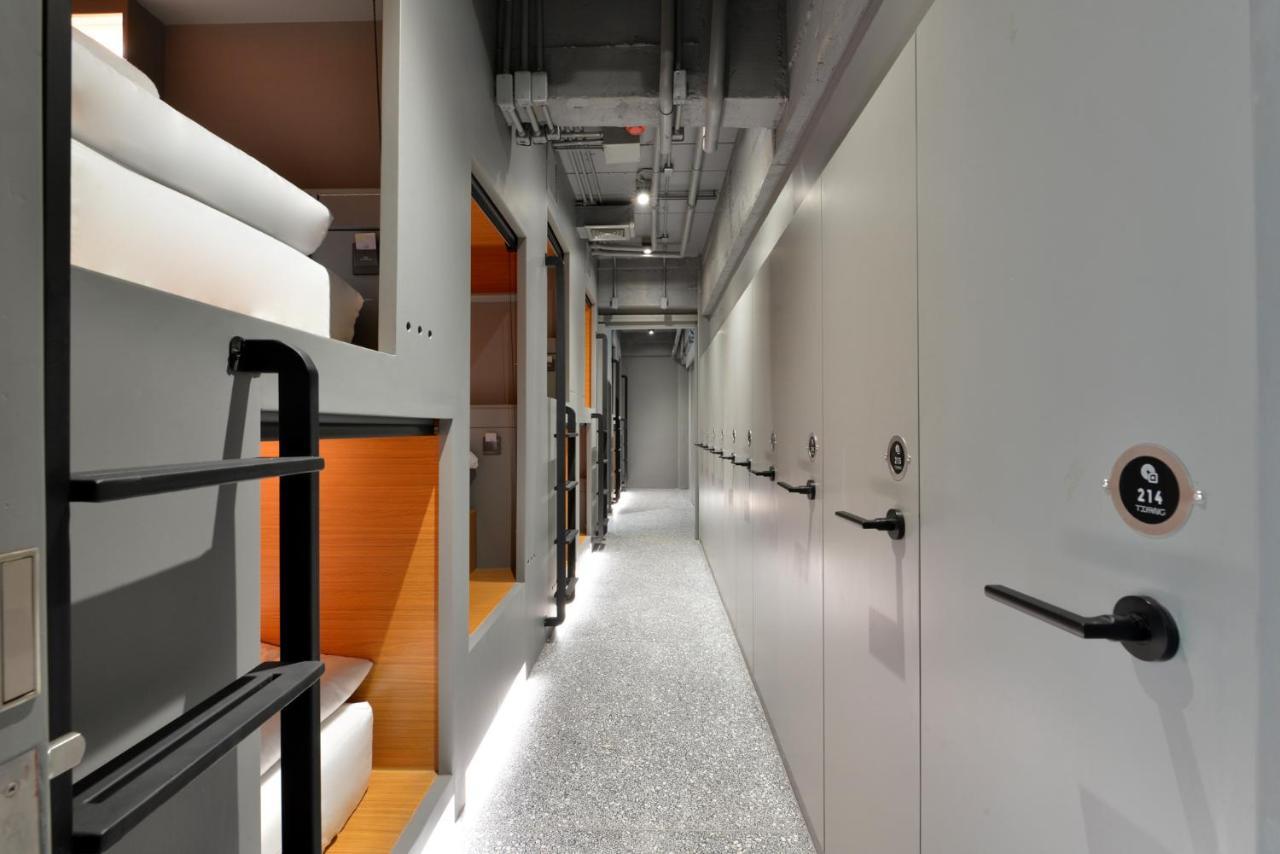 Tiang Capsule Hostel Банкок Екстериор снимка