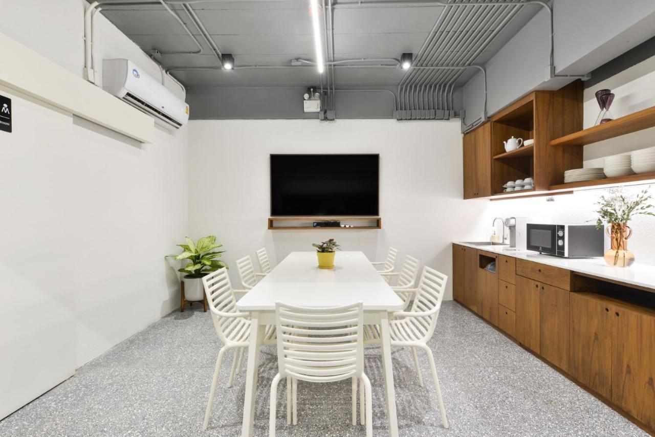 Tiang Capsule Hostel Банкок Екстериор снимка