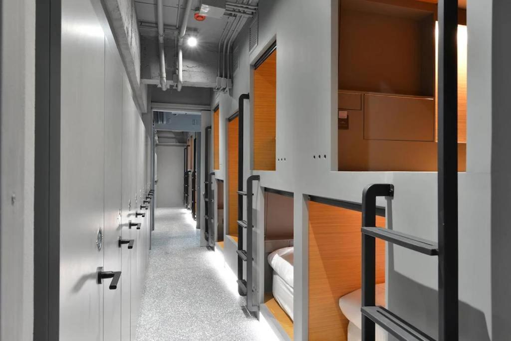 Tiang Capsule Hostel Банкок Екстериор снимка