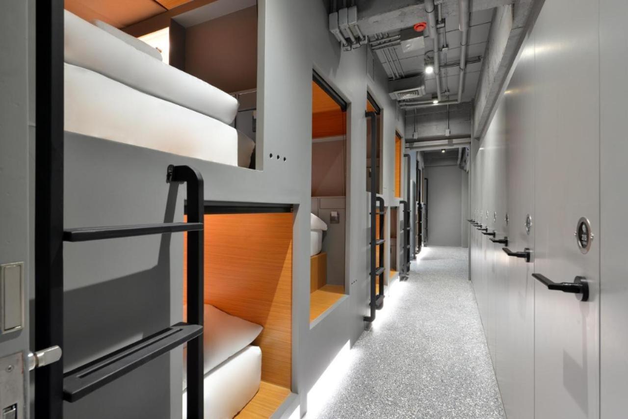 Tiang Capsule Hostel Банкок Екстериор снимка
