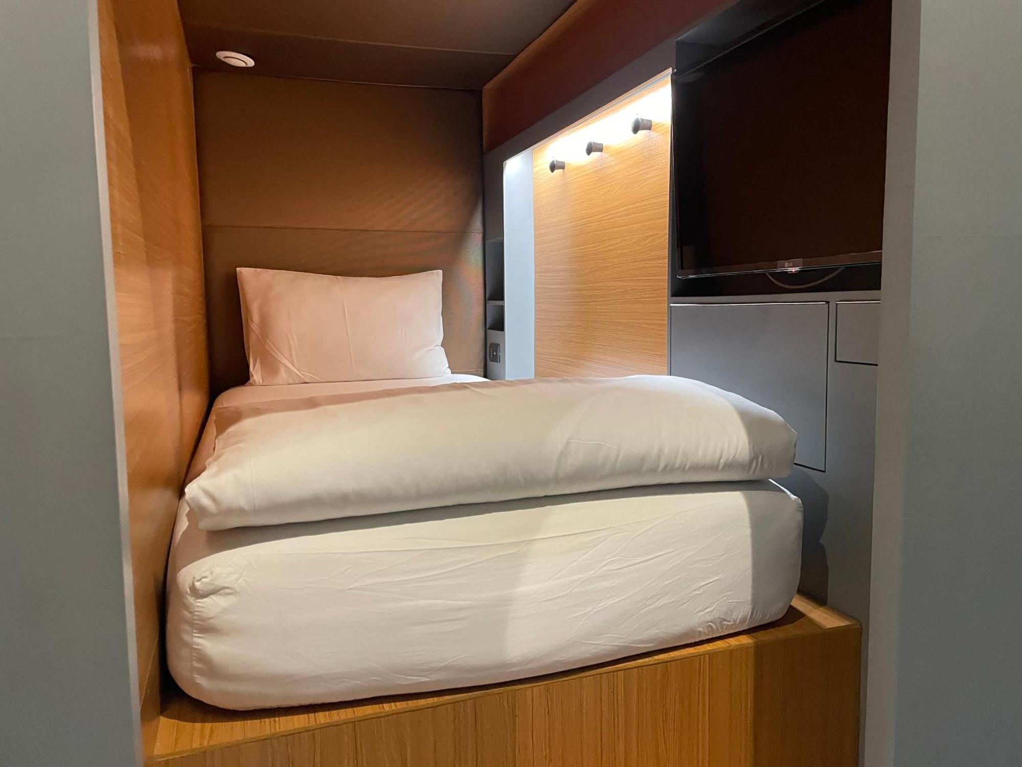 Tiang Capsule Hostel Банкок Екстериор снимка